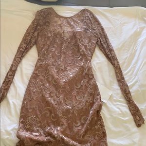 Long sleeve backless lace dress. Color blush